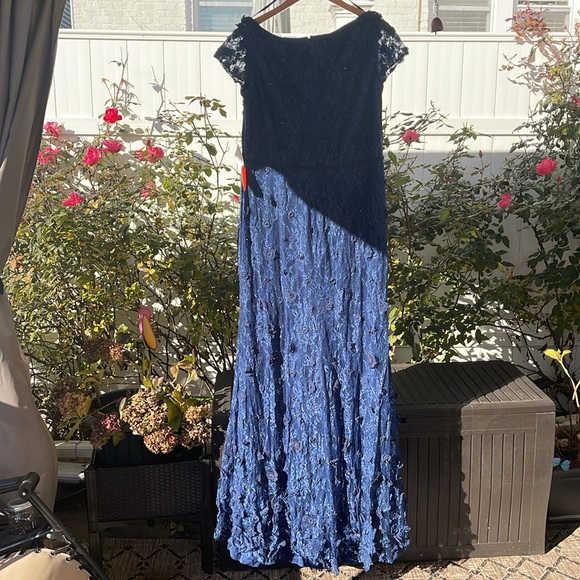 Mac Duggal - Floral Appliqué Boat Neck Short Sleeve Gown - Midnight Size 16 - Picture 14 of 17